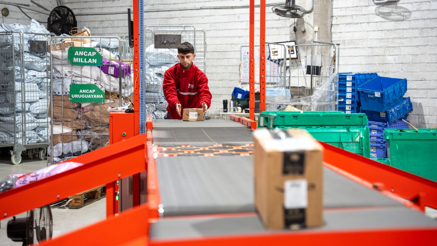 Empleado de DAC trabajando en el depósito