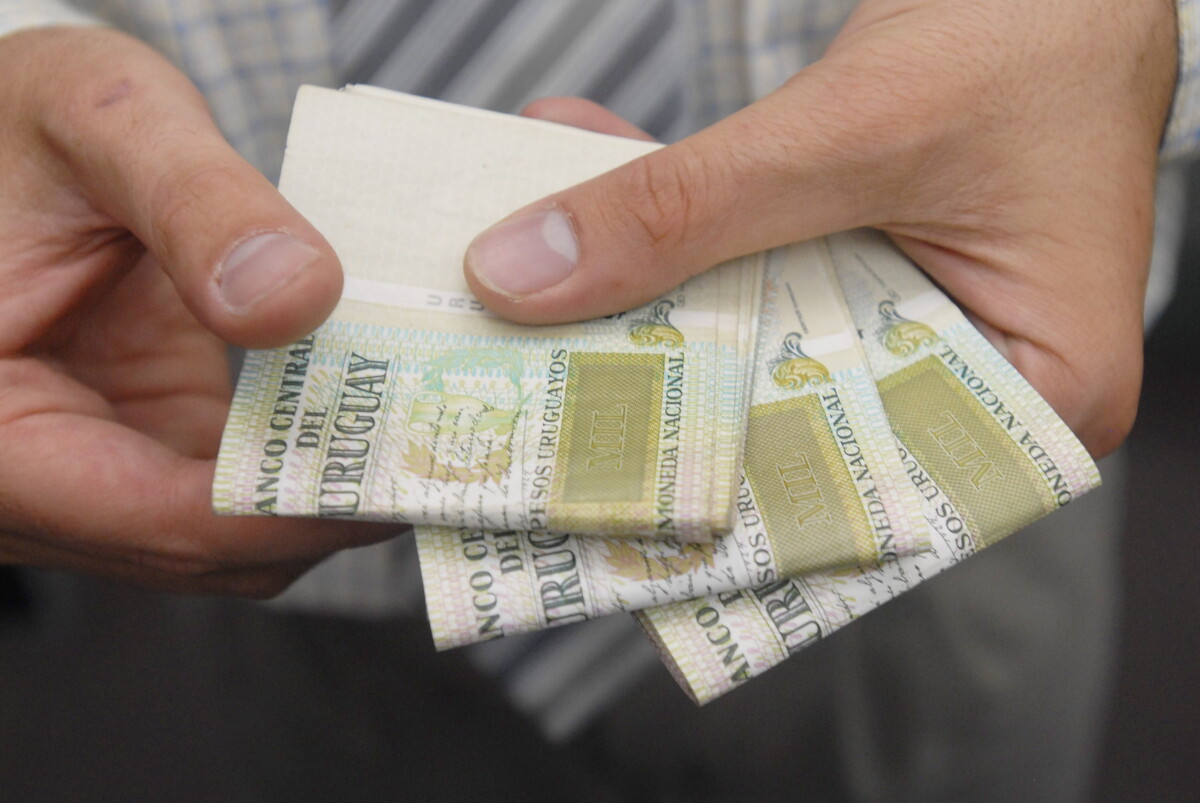 Billetes de 1000 pesos uruguayos.