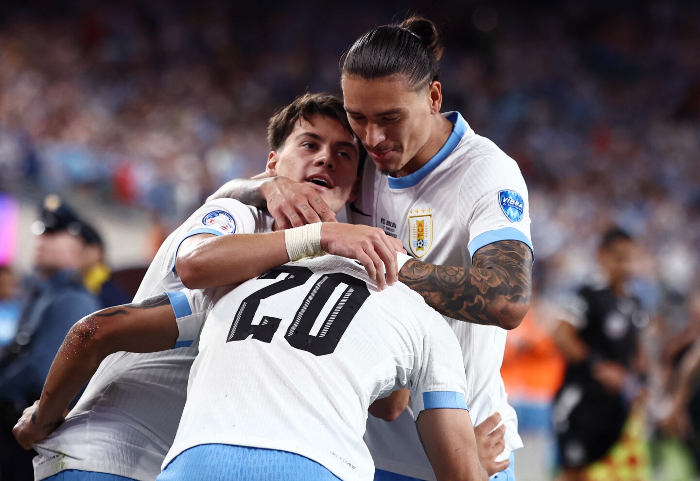 Facundo Pellistri, Darwin Núñez y Maximiliano Araújo celebran un gol de Uruguay en la Copa América 2024.