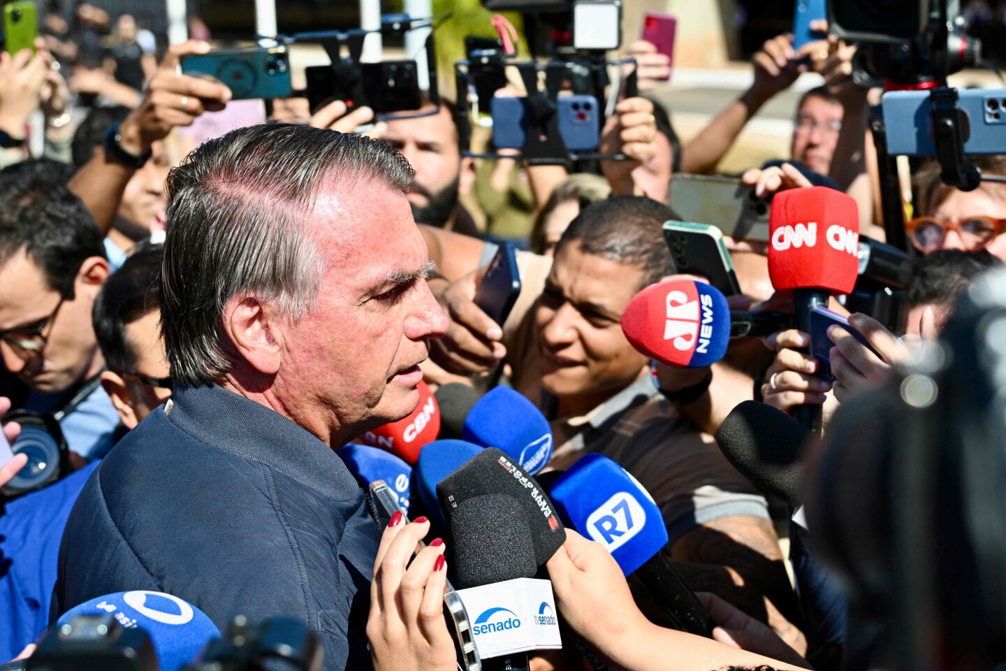 El expresidente de Brasil, Jair Bolsonaro, habla con miembros de los medios de comunicación después de que le colocaran un dispositivo de monitoreo electrónico en Brasilia.