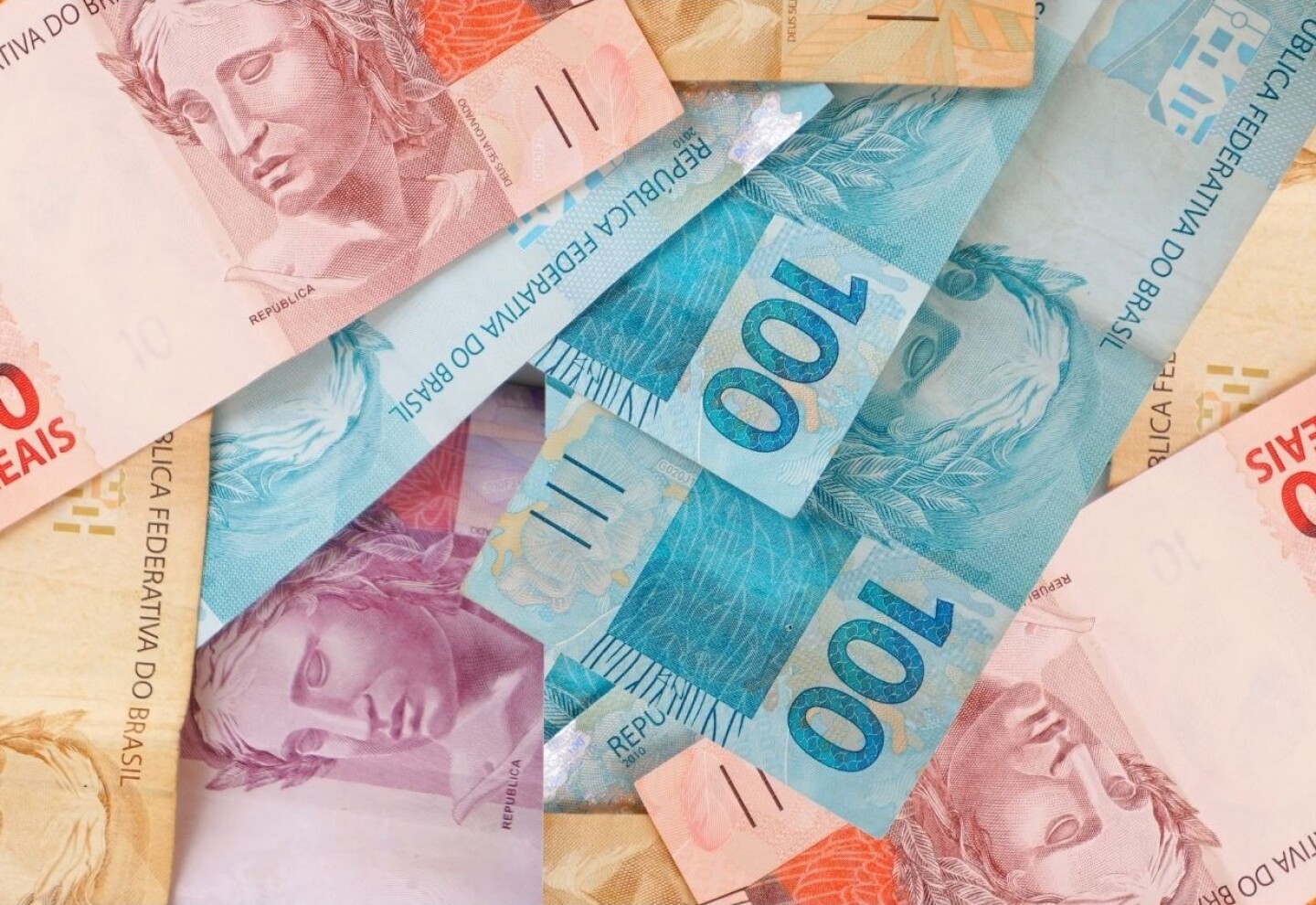 Billetes de reales brasileños.
