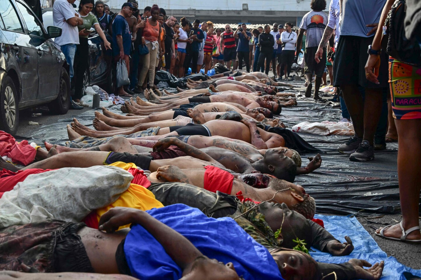 Cuerpos alineados en la plaza de Sao Lucas de la favela Vila Cruzeiro en el complejo Penha en Río de Janeiro, Brasil, después de la Operación Contención.