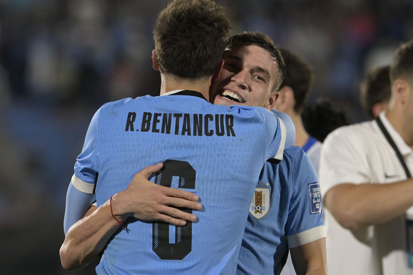 Rodrigo Bentancur y Manuel Ugarte celebran con la camiseta de Uruguay frente a Colombia.