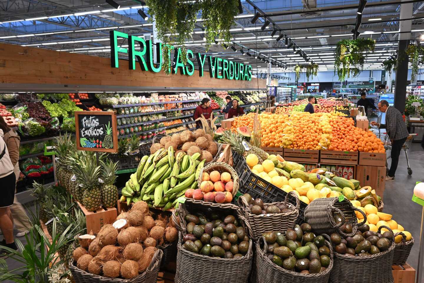Frutas y verduras en un supermercado.
