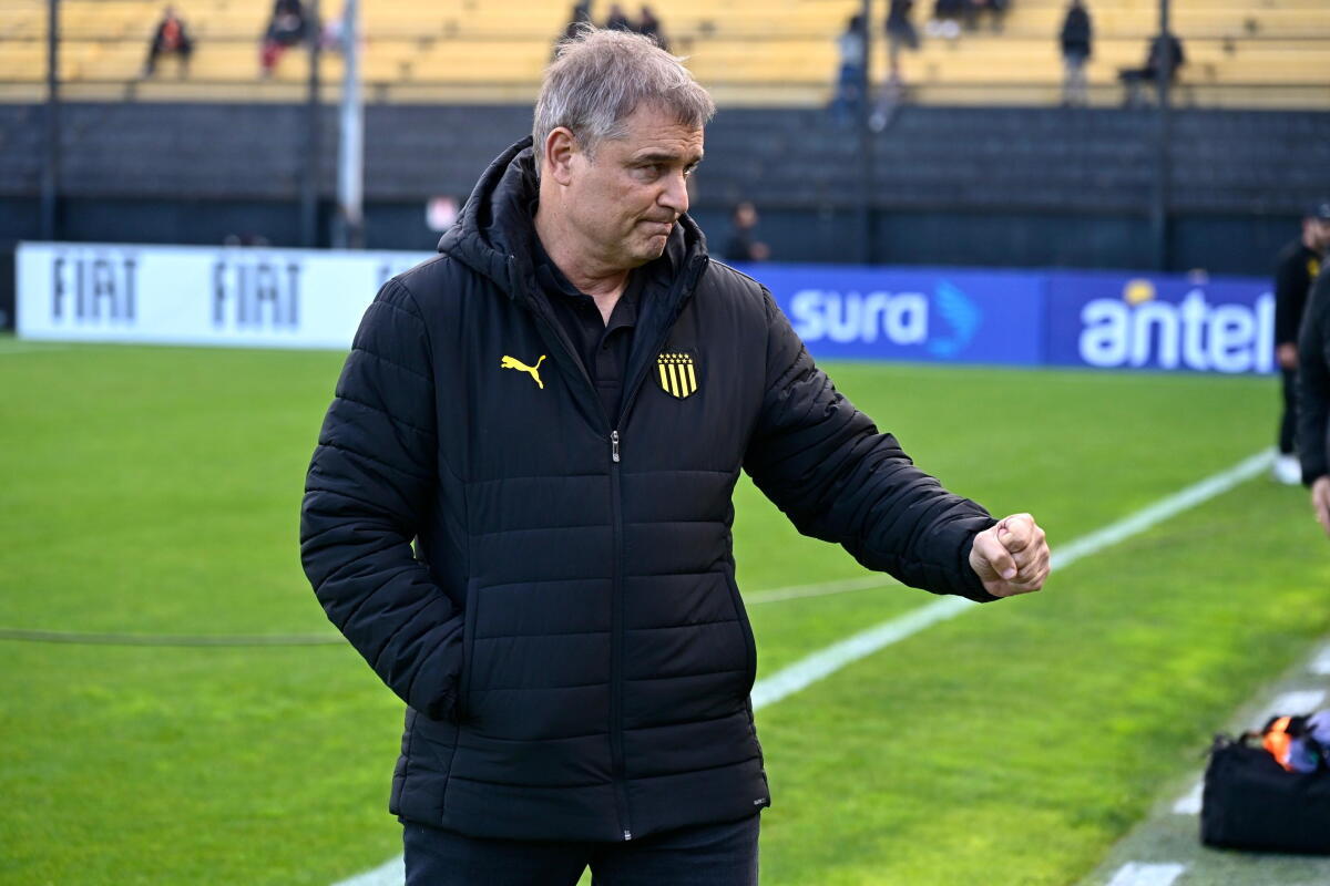 Diego Aguirre en la previa del partido entre Peñarol y Boston River.