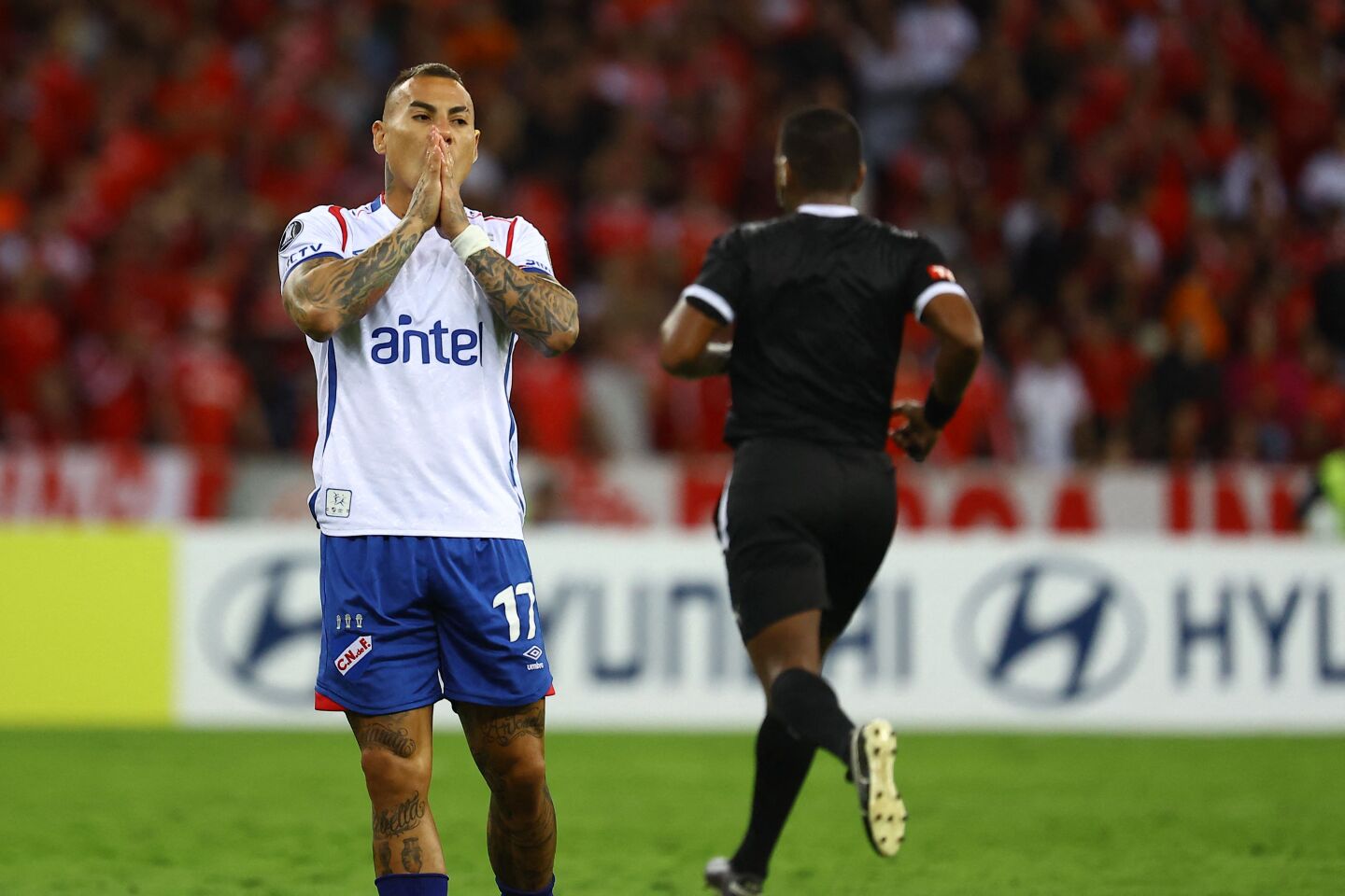 Eduardo Vargas se lamenta en el partido entre Internacional y Nacional en Porto Alegre por Libertadores.