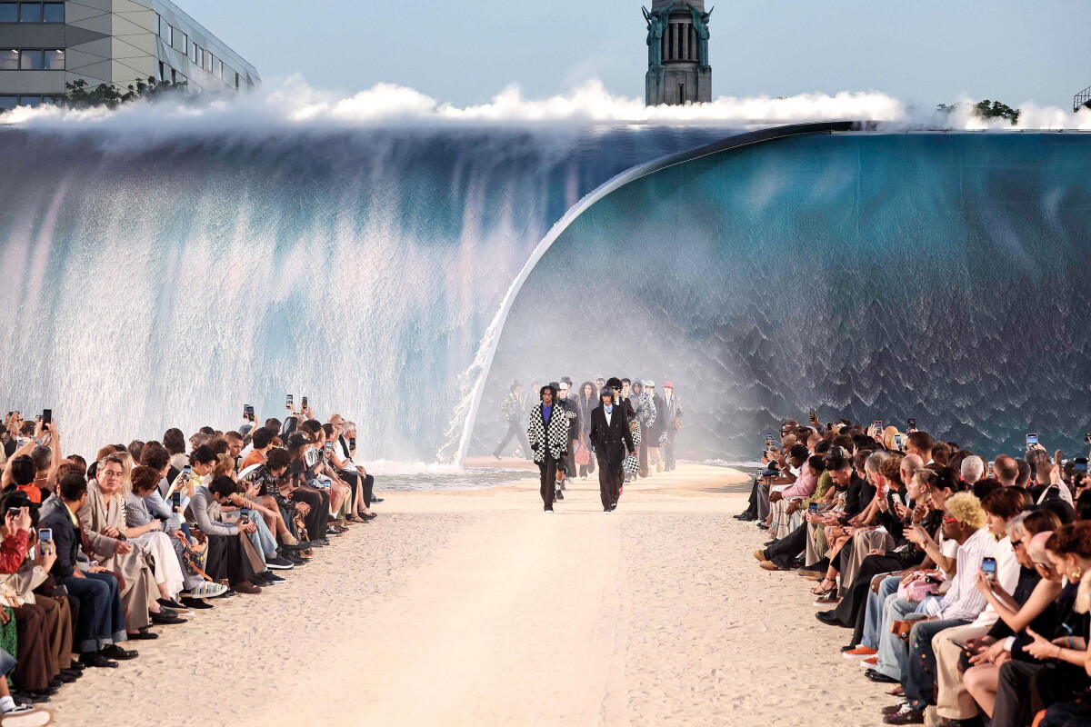 Louis Vuitton presenta su colección Menswear Spring/Summer 2027 en la Semana de la Moda de Paris. Junio 23, 2026. (Photo by SIMON WOHLFAHRT / AFP)