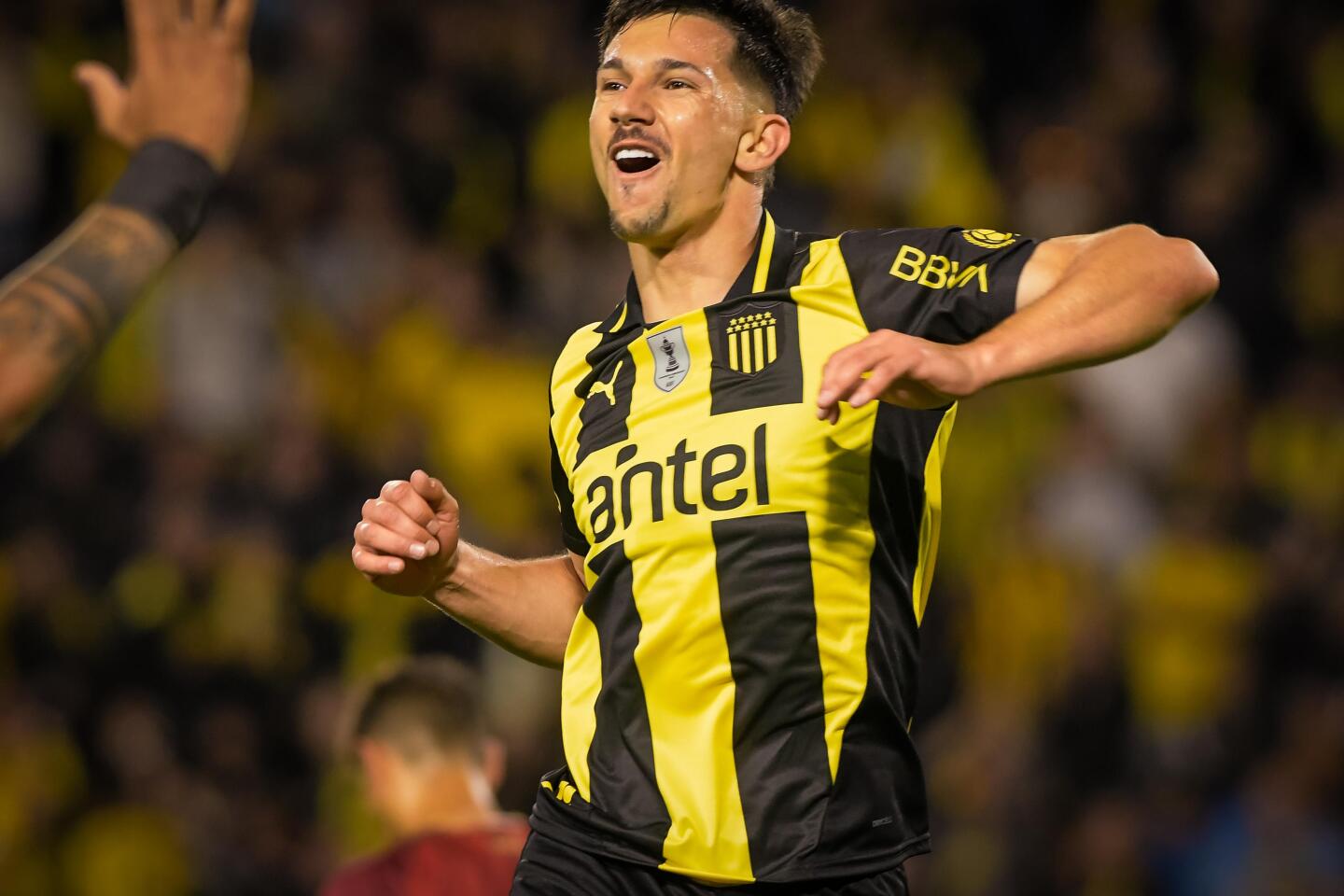 Maximiliano Silvera celebra su gol en el partido entre Peñarol y Wanderers.