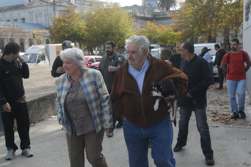 Lucía Topolansky y José Mujica con su perra Manuela.