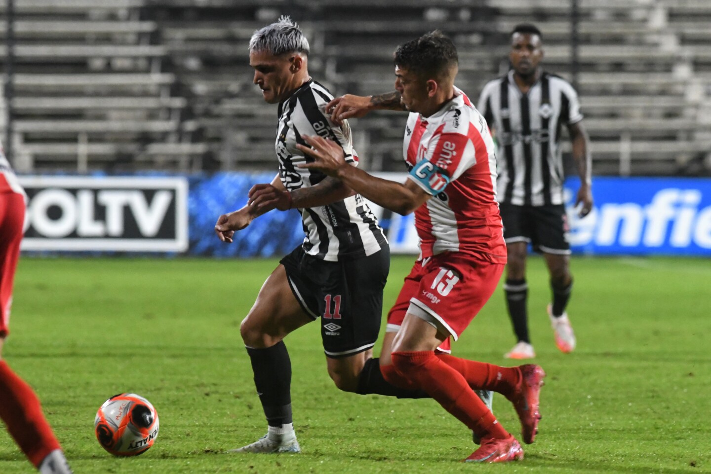 Nicolás Ferreira ante Christian Almeida en el partido entre Wanderers y River Plate en el Parque Viera.