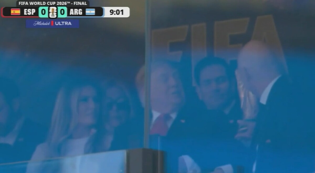 Donald Trump enfocado por la transmisión oficial observando la final.
