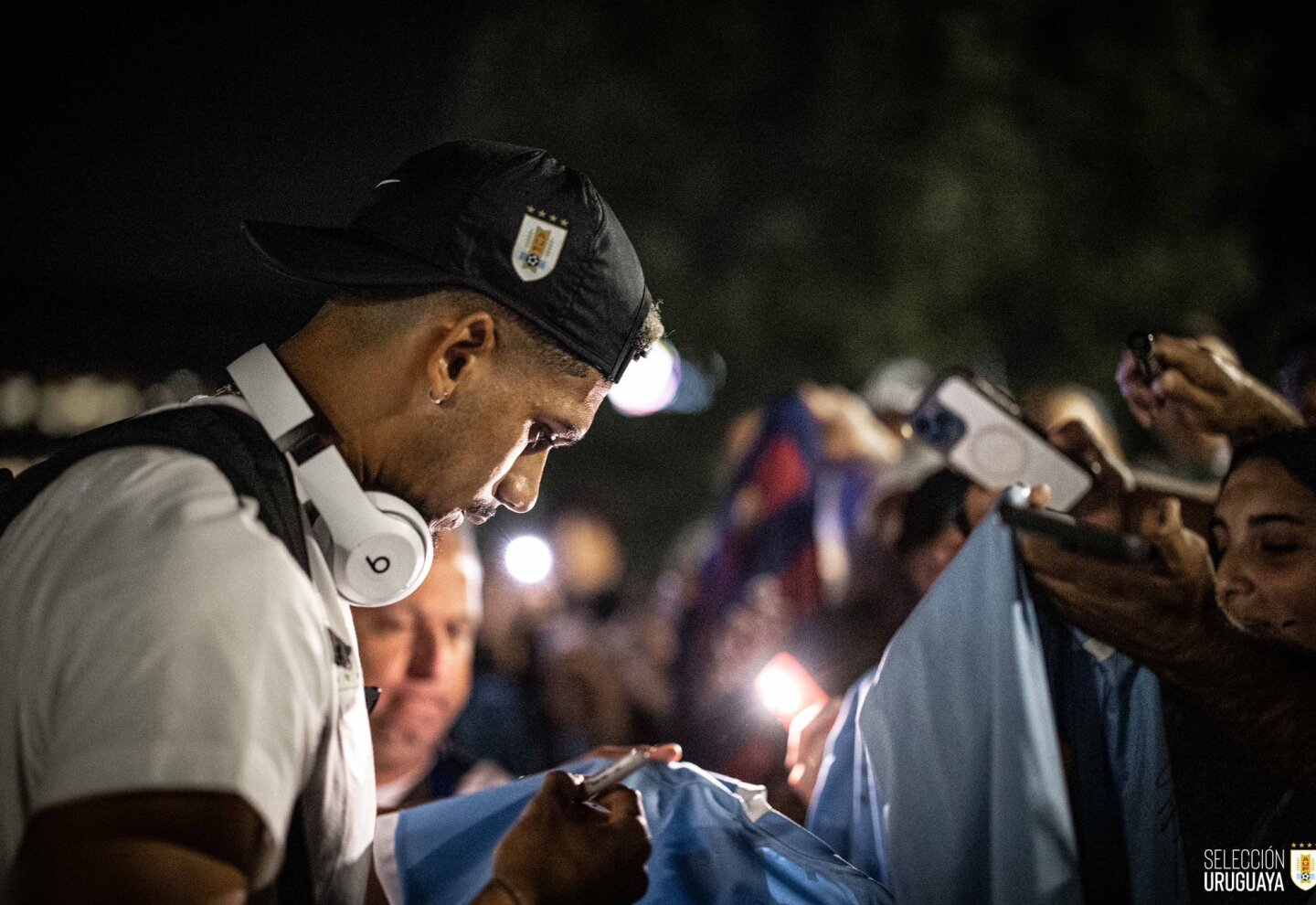 Ronald Araújo firma una camiseta en la Copa América de Estados Unidos.