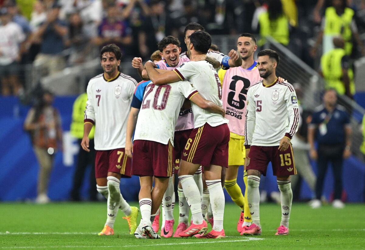 El festejo de los jugadores de España tras la victoria ante Francia en el Mundial 2026.