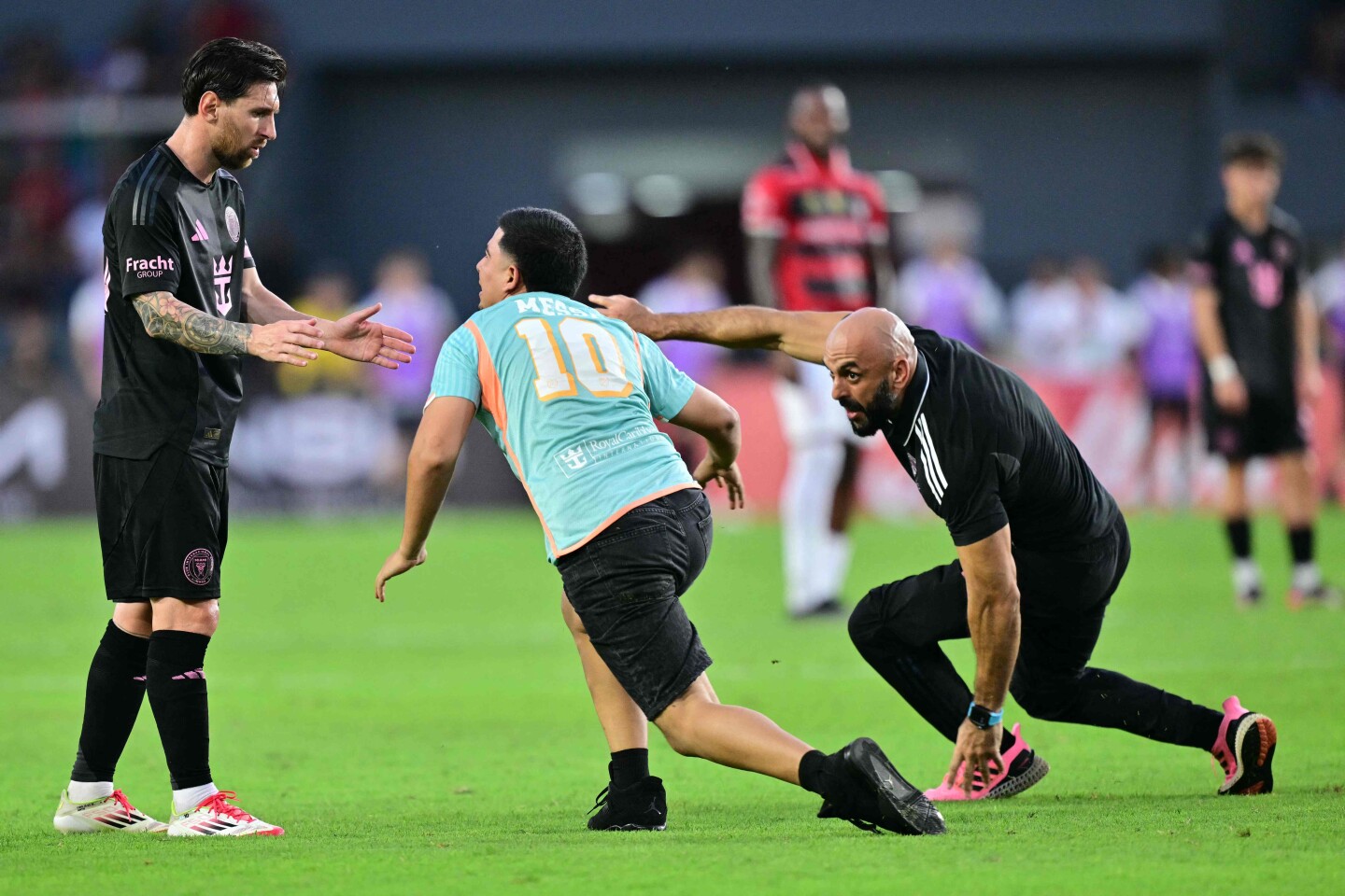 El momento que un hincha se lanzó sobre Messi.
