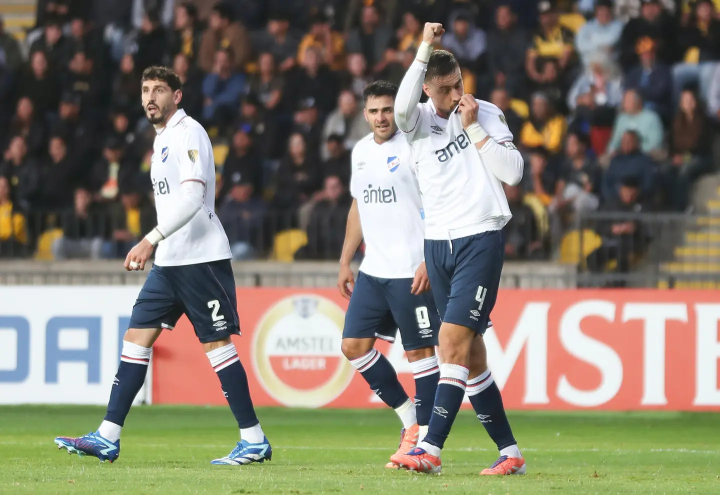Sebastián Coates y el festejo tras el gol de Nacional ante Coquimbo Unido por Copa Libertadores.