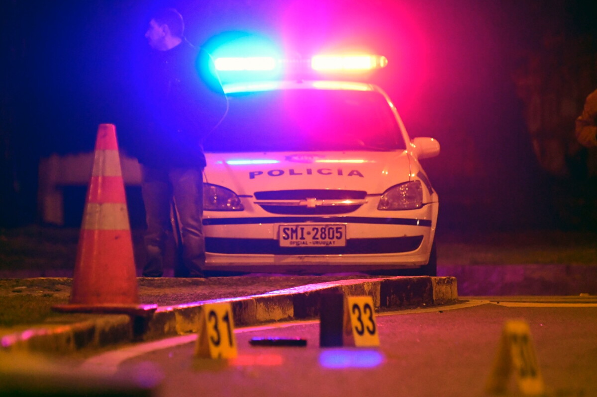 Móvil policial en operativo nocturno.