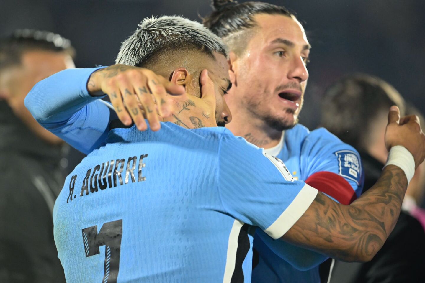 Rodrigo Aguirre celebra el gol anotado en el partido entre Uruguay y Venezuela por Eliminatorias.