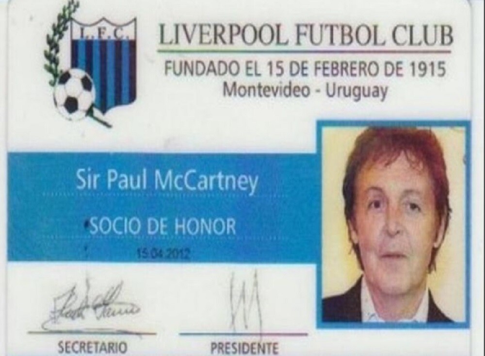 El carné de socio de honor de Liverpool que se le entregó a Paul McCartney en 2012