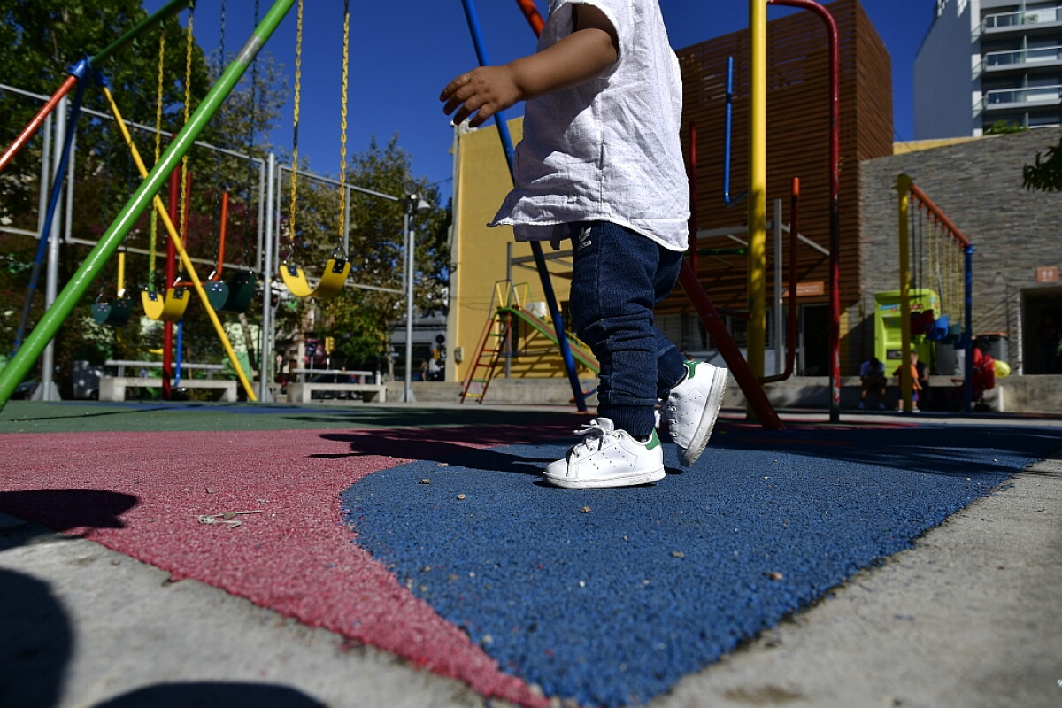 Policía salvó a niño de dos años de ahogarse con una golosina: estaba jugando en la plaza