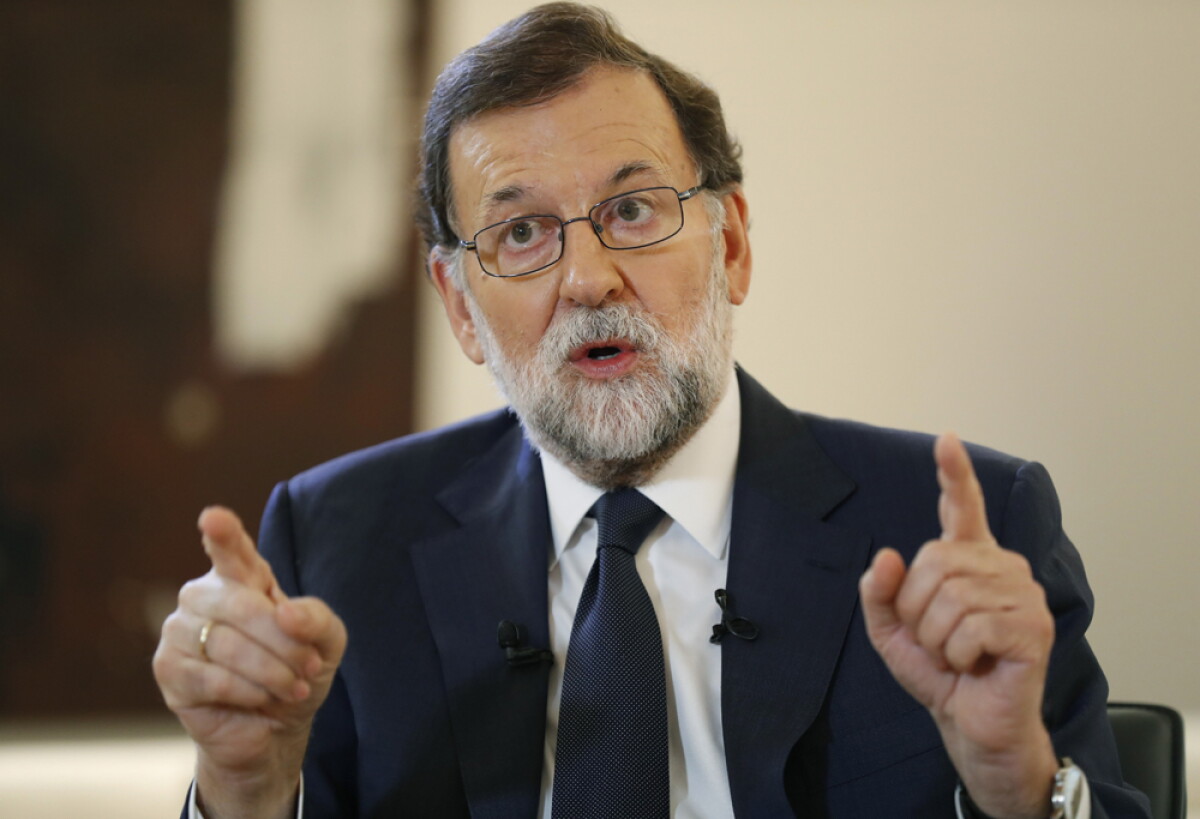 GRA349. MADRID, 05/10/2017.- El jefe del Gobierno, Mariano Rajoy, ha exigido hoy al presidente de Cataluña, Carles Puigdemont, que renuncie a la declaración unilateral de independencia para evitar "males mayores" y ha asegurado que "sabe perfectamente lo que va a hacer" ante cualquier escenario y lo hará en el momento oportuno. Rajoy ha lanzado esta exigencia a Puigdemont en una entrevista con el presidente de la Agencia Efe, José Antonio Vera, en la que se ha mostrado "absolutamente" convencido de que España puede volver a la normalidad. EFE/Angel Díaz
