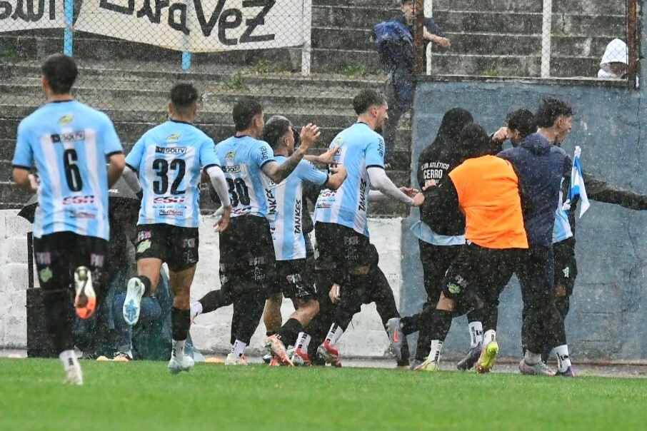 La celebración de Enzo Larrosa en el gol de Cerro ante Peñarol.