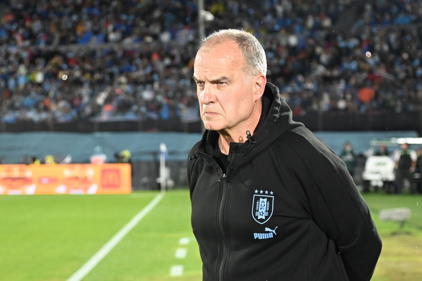 Marcelo Bielsa con la atenta mirada de su equipo frente a Bolivia.