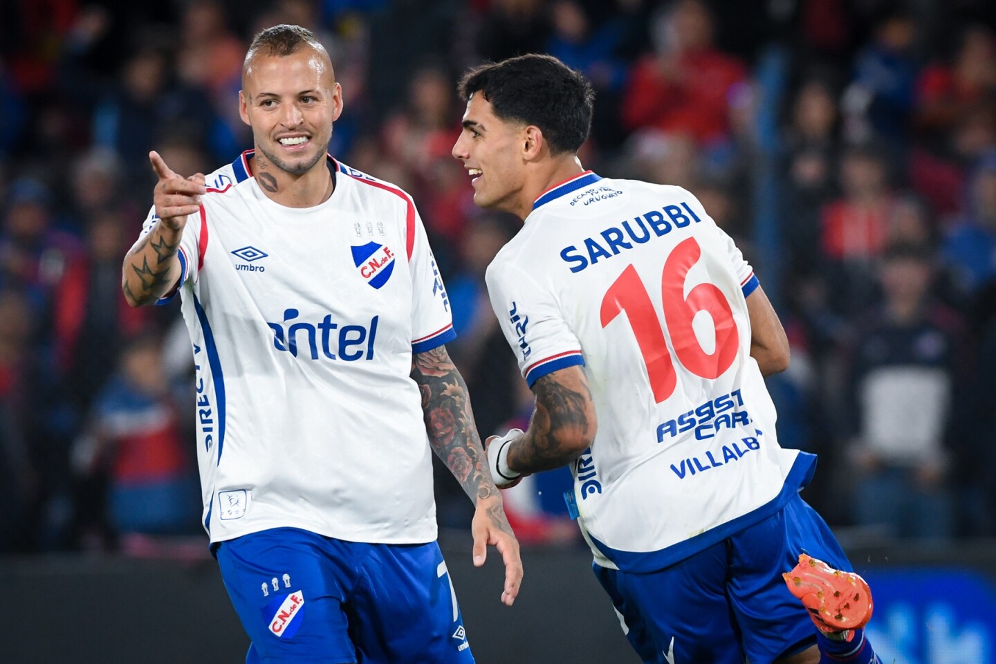 Nicolás López y Lucas Villaba en el partido entre Nacional y Wanderers en el Gran Parque Central.