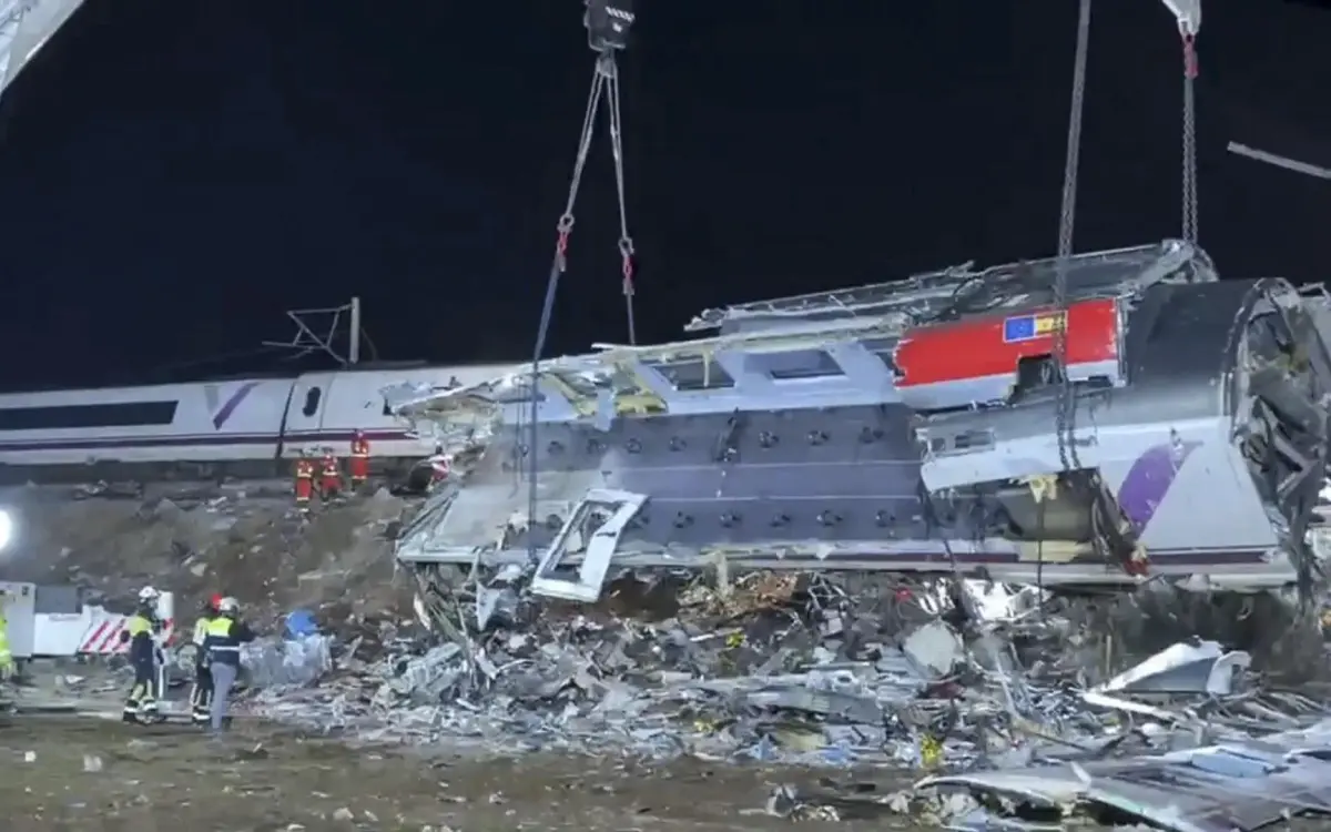 Tragedia ferroviaria en España: inician tres días de luto y rescatistas buscan víctimas entre los vagones