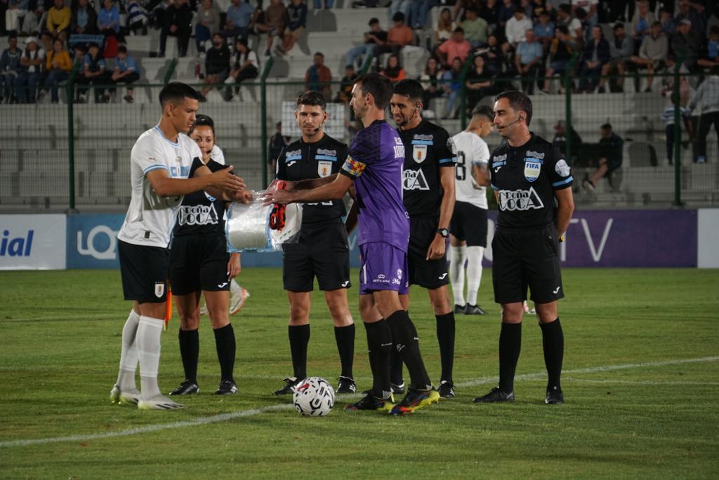 César Araújo y Marcelo Barovero en el partido entre la Sub 23 de Uruguay y Banfield.