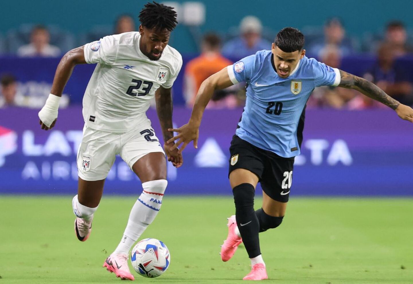 Maximiliano Araújo en la marca de Michael Murillo en el partido entre Uruguay y Panamá por Copa América.