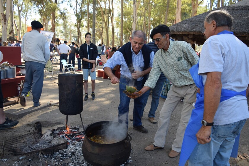 guiso-criollo-sexta-edicion-el-intendente-fernando-echeverria-sirviendo-victor-d-rodriguez-28.jpg
