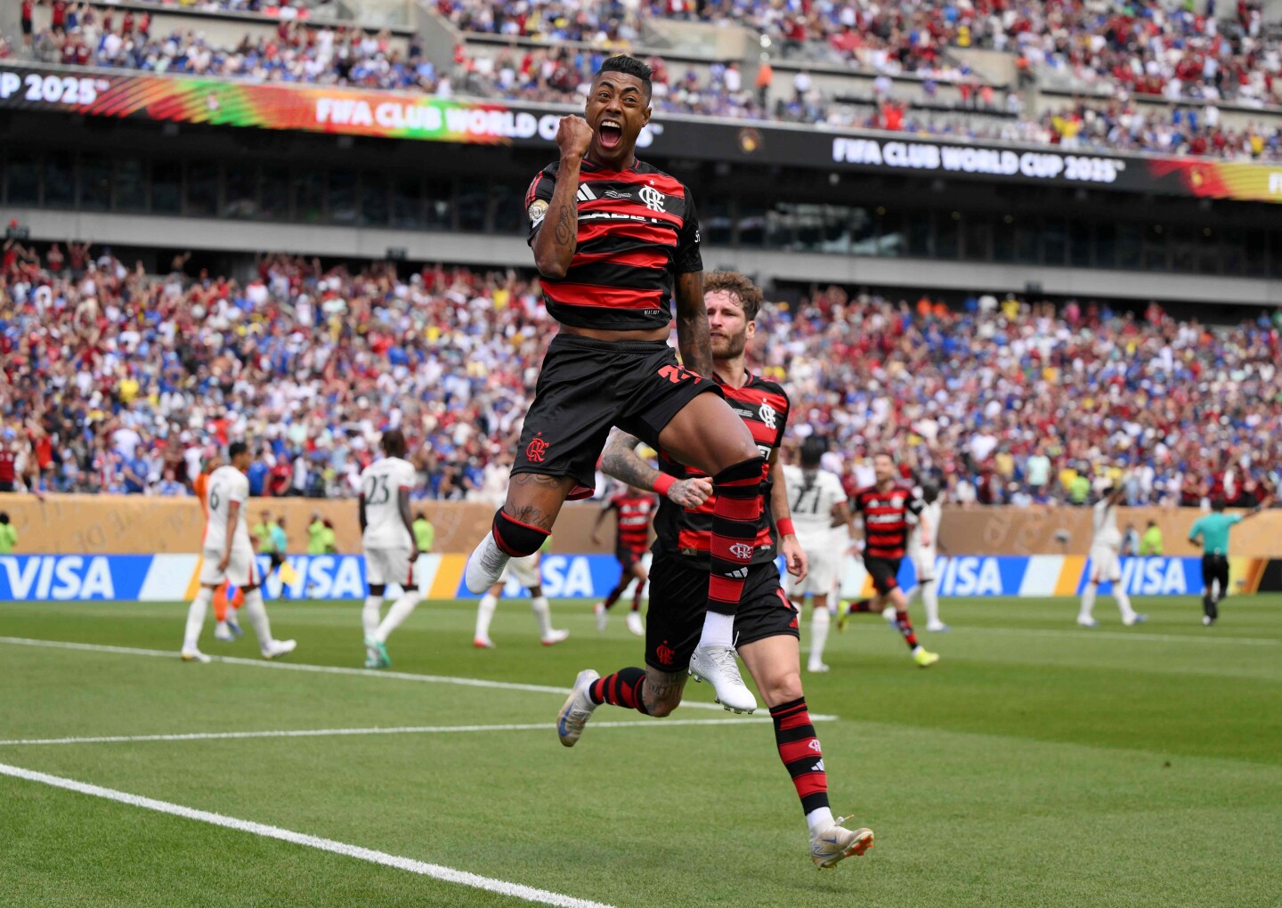Bruno Henrique festeja su gol para Flamengo ante Chelsea en el Mundial de Clubes.