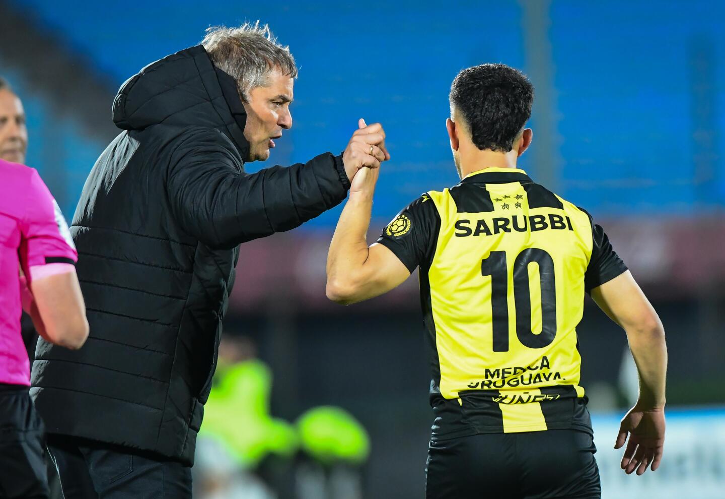 El festejo de Diego Aguirre y Leonardo Fernández tras el gol de Peñarol ante Plaza Colonia por Copa AUF Uruguay.