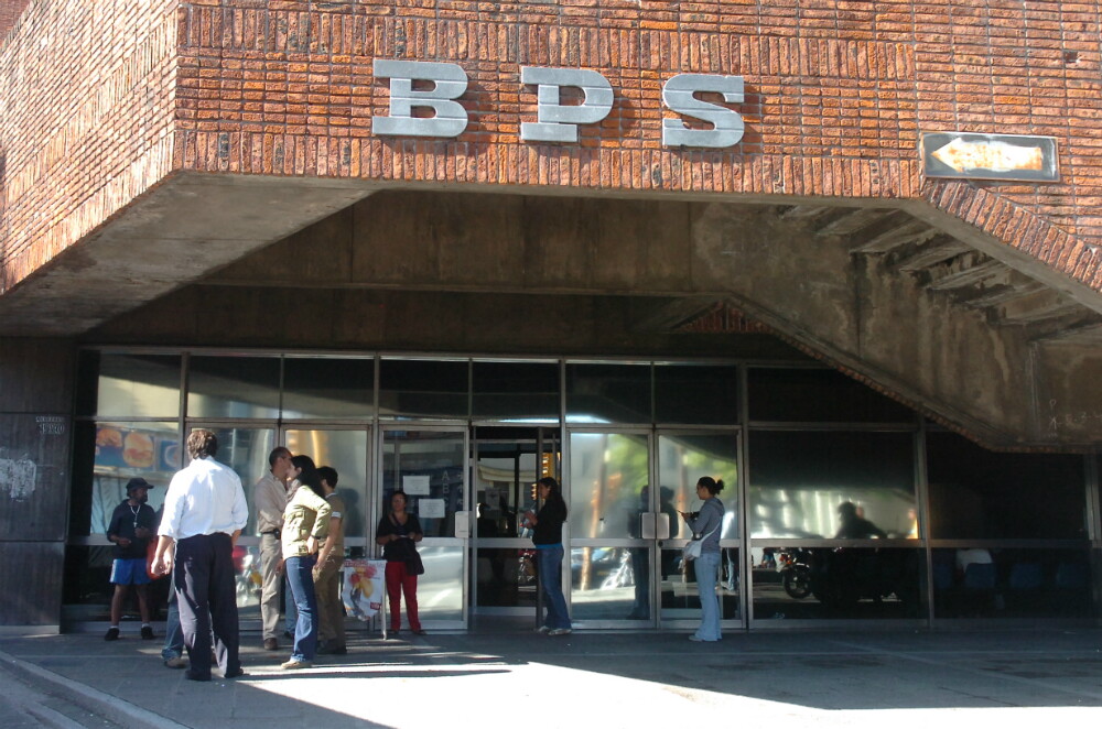 Fachada del BPS. Foto: Francisco FLores.