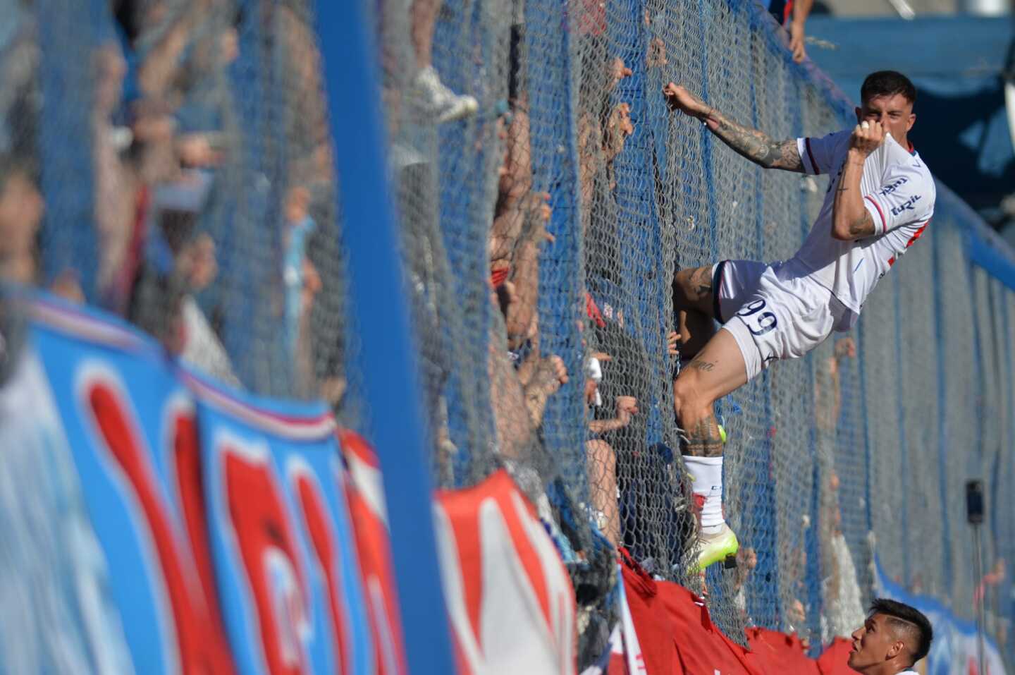 Juan Ignacio Ramírez celebra su gol ante Peñarol.