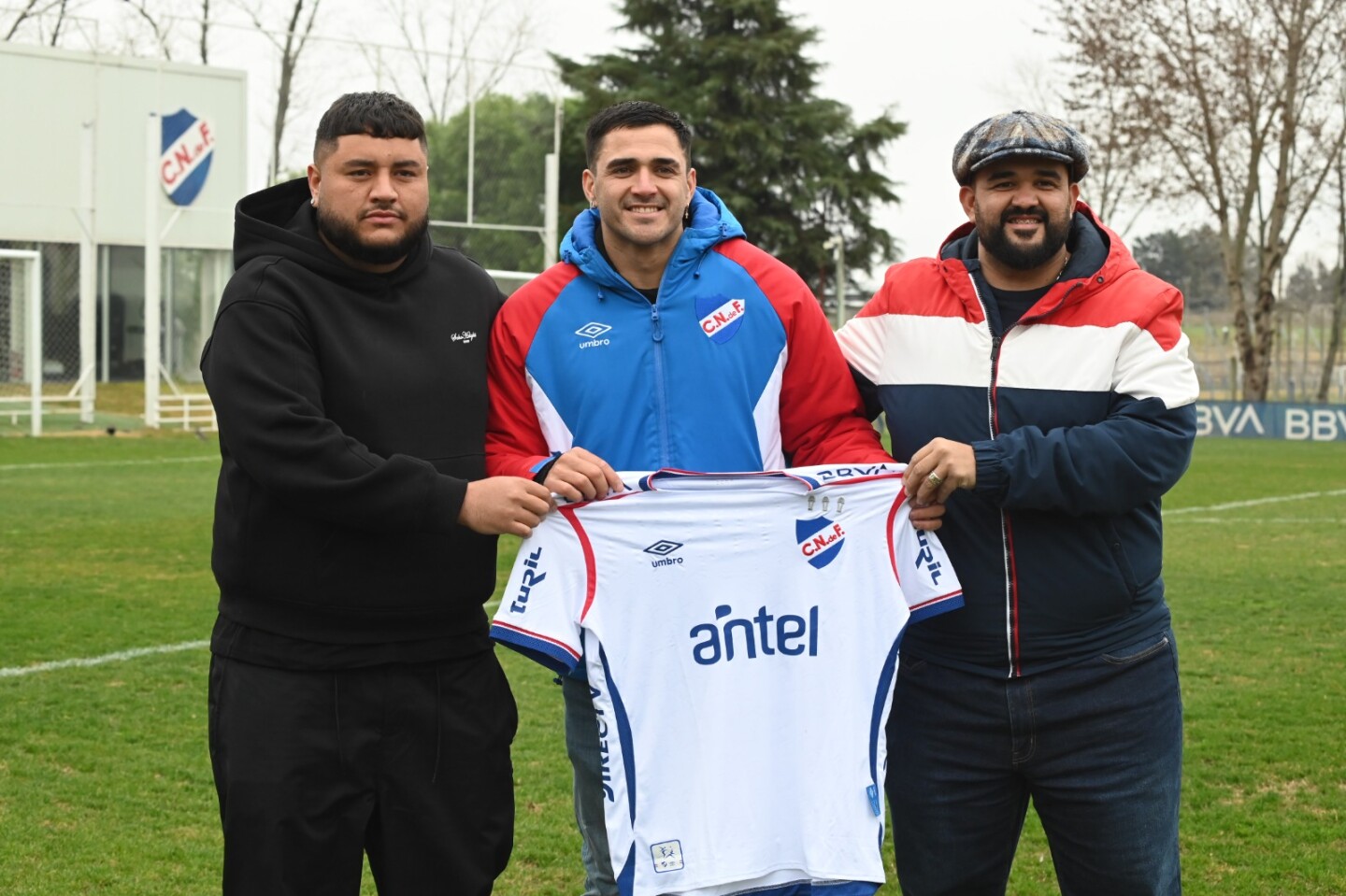 Maxi Gómez junto a Carlos y Richard, sus hermanos.