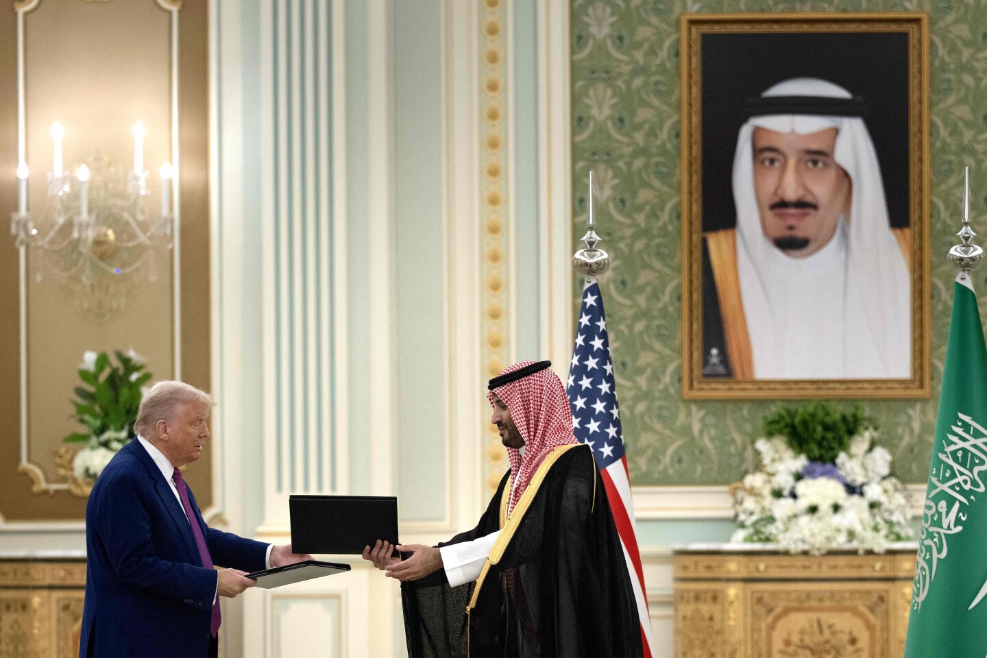 El presidente de EE.UU., Donald Trump, y el príncipe heredero saudí, Mohammed bin Salman, intercambian carpetas