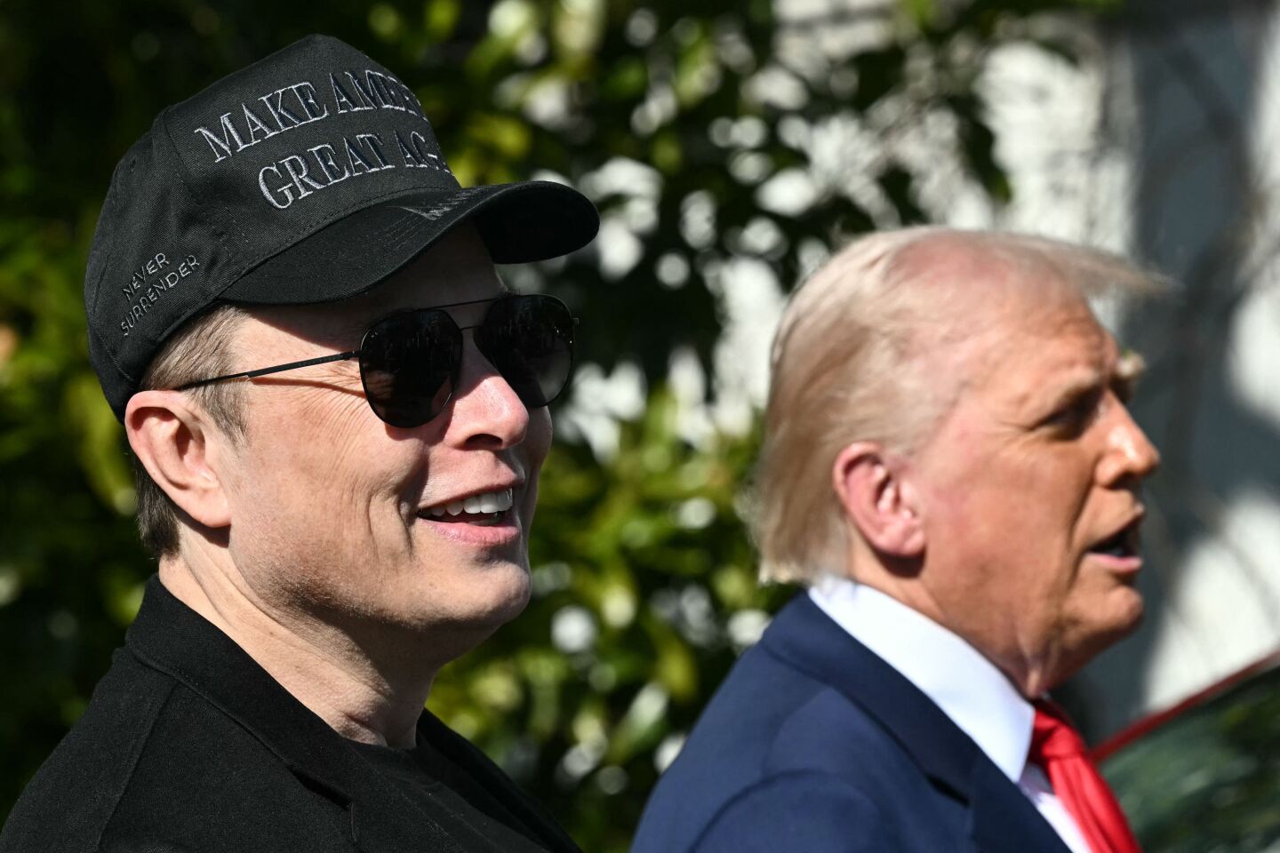 El presidente de Estados Unidos, Donald Trump, y el director ejecutivo de Tesla, Elon Musk, hablan con la prensa mientras se encuentran junto a un vehículo Tesla en el Pórtico Sur de la Casa Blanca.