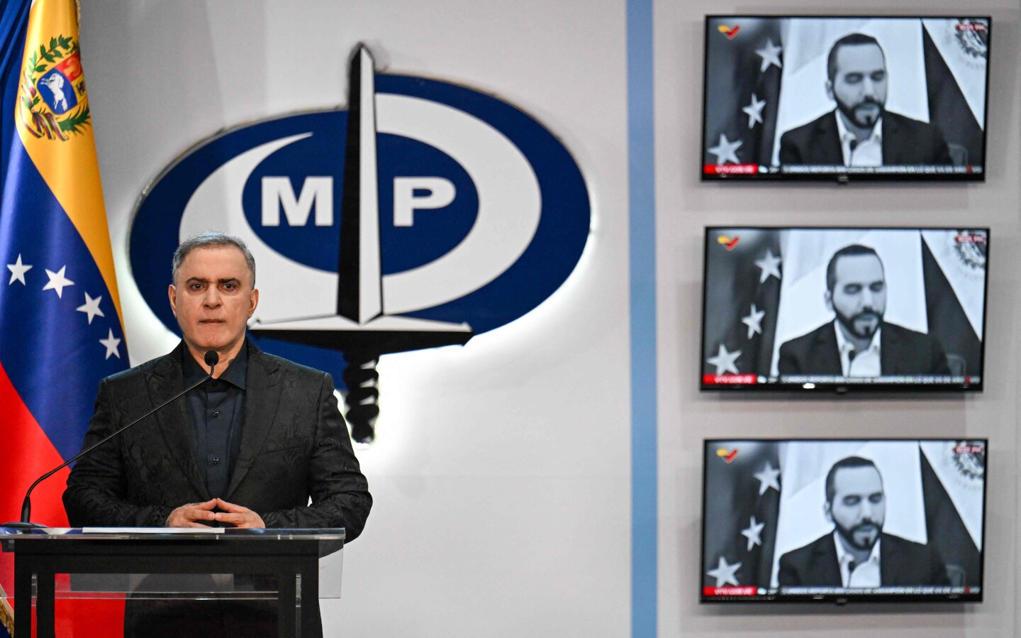 El fiscal general de Venezuela, Tarek William Saab, gesticula mientras habla durante una conferencia de prensa en el Ministerio Público