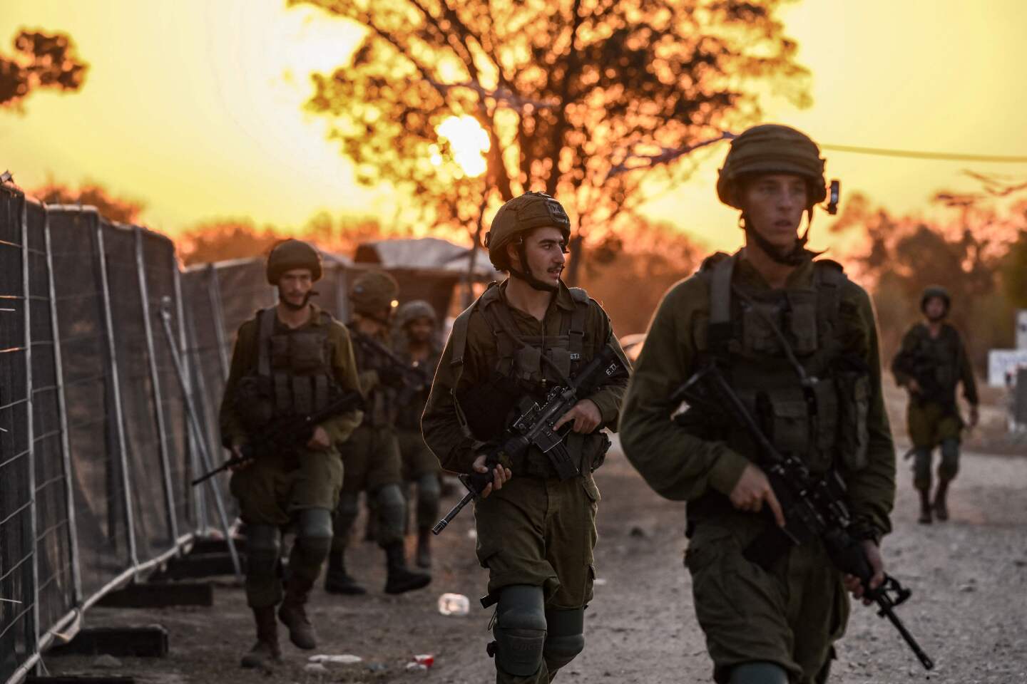 Soldados israelíes patrullan localidades recuperadas luego del ataque de Hamás
