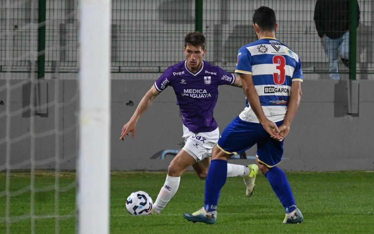 Lucas Agazzi al ataque en el partido entre Libertad de San Carlos y Defensor Sporting por Copa AUF Uruguay.