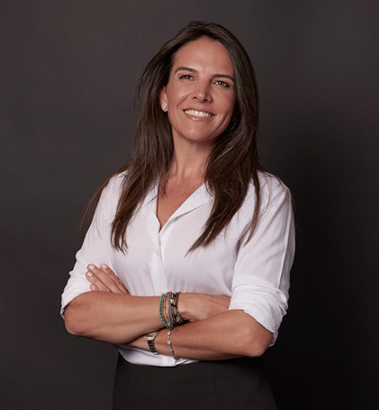 Imagen de Corina Bove en su currículum de Guyer&Regules.