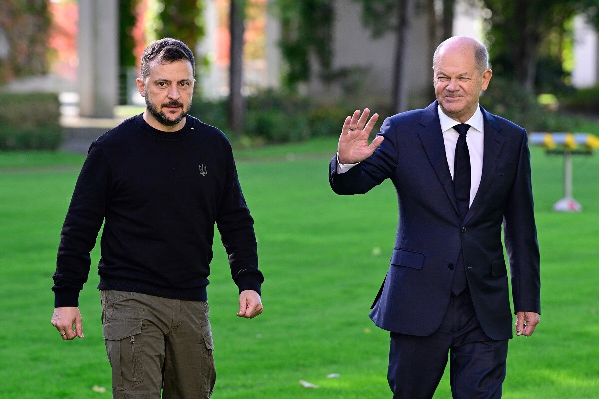 El canciller alemán Olaf Scholz da la bienvenida al Presidente ucraniano Volodimir Zelenski