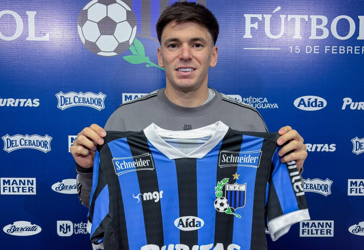 Manuel Castro con la camiseta de Liverpool.