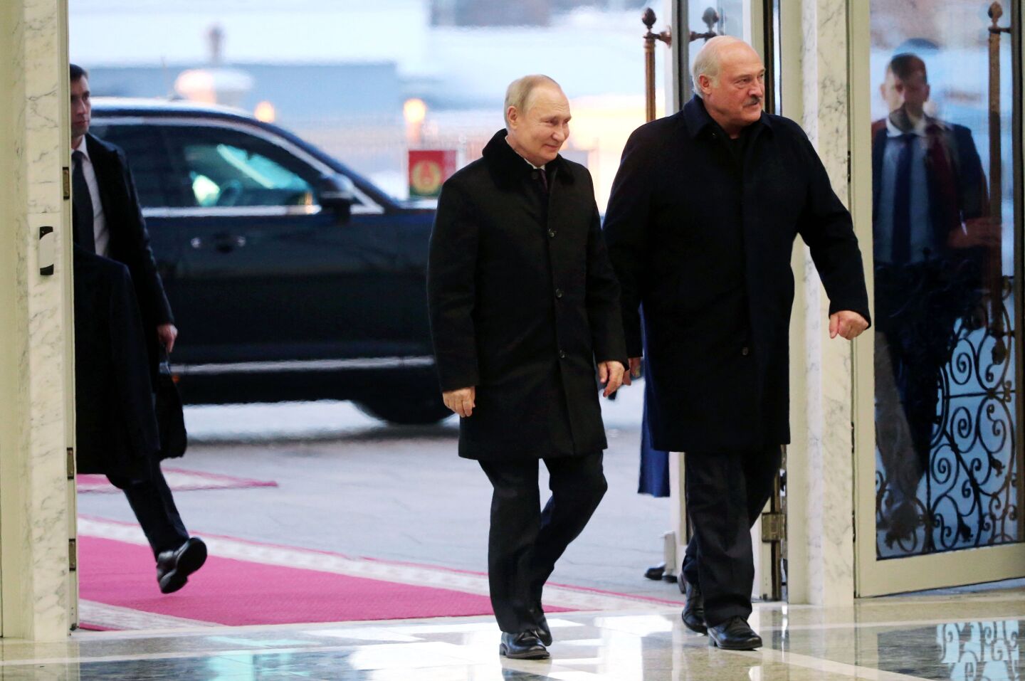 El presidente ruso Vladimir Putin recibido ayer lunes en la capital bielorrusa por Alexander Lukashenko