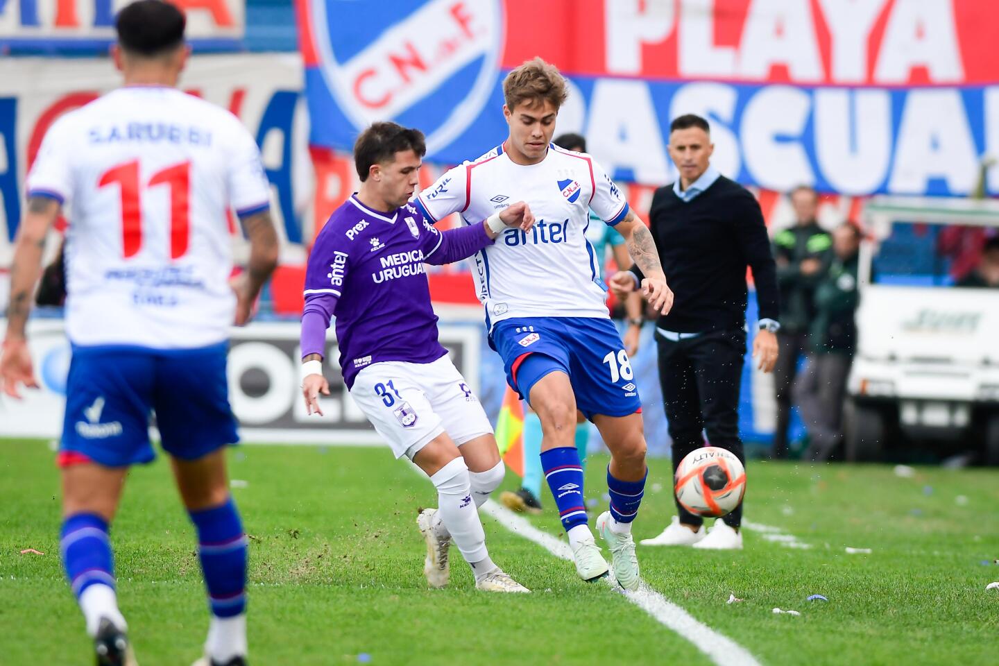 Nahuel Furtado de Defensor Sporting ante Jeremía Recoba de Nacional