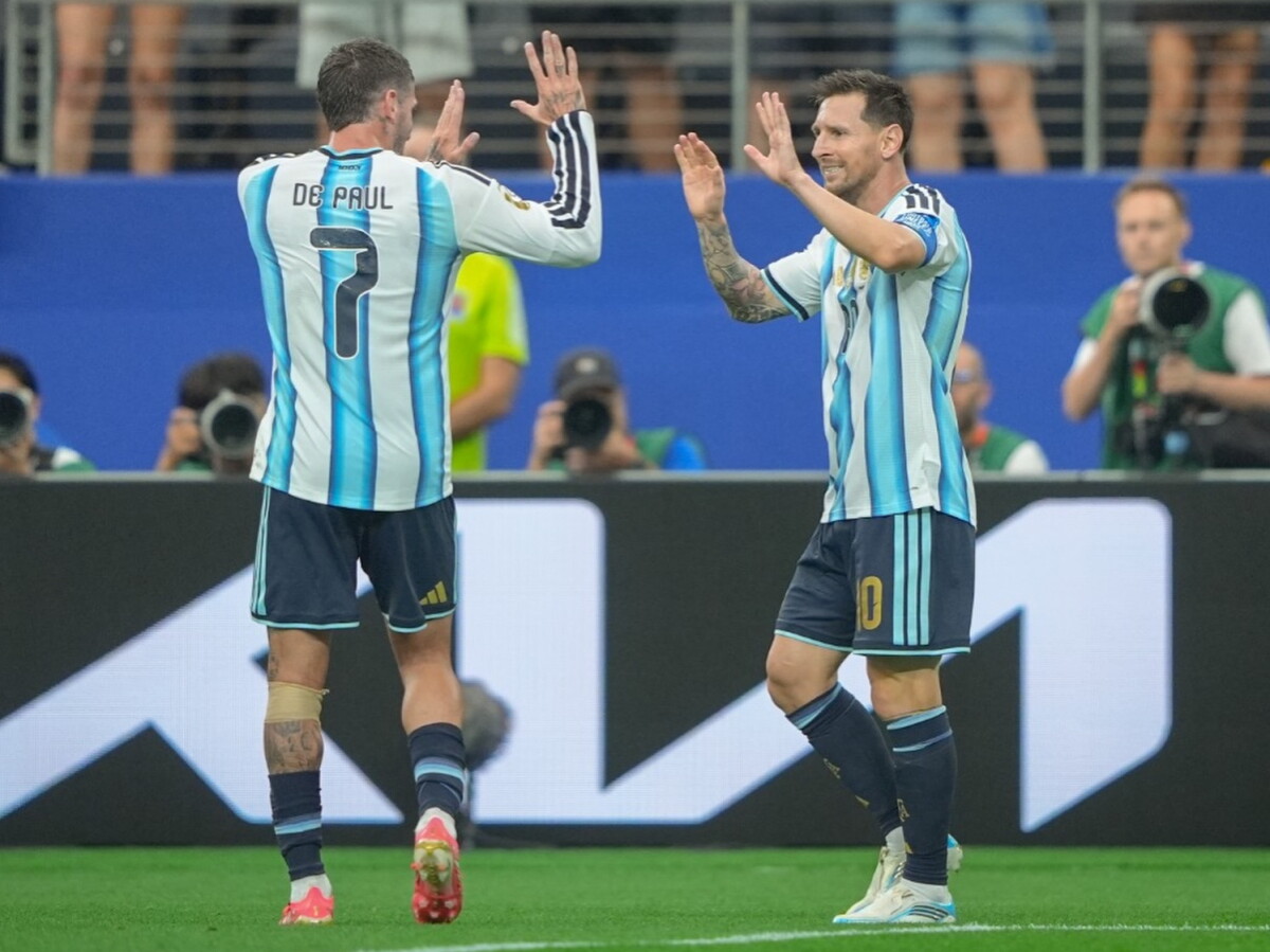 Lionel Messi celebrando un gol con Rodrigo De Paul en la selección argentina.
