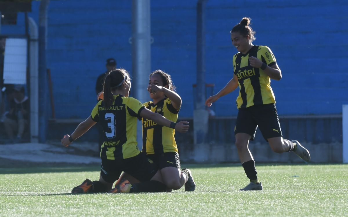 El festejo de las jugadoras de Peñarol en el clásico ante Nacional por el Uruguayo de fútbol femenino.