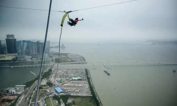 El salto de puenting más alto del mundo — Foto: O Globo/GDA
