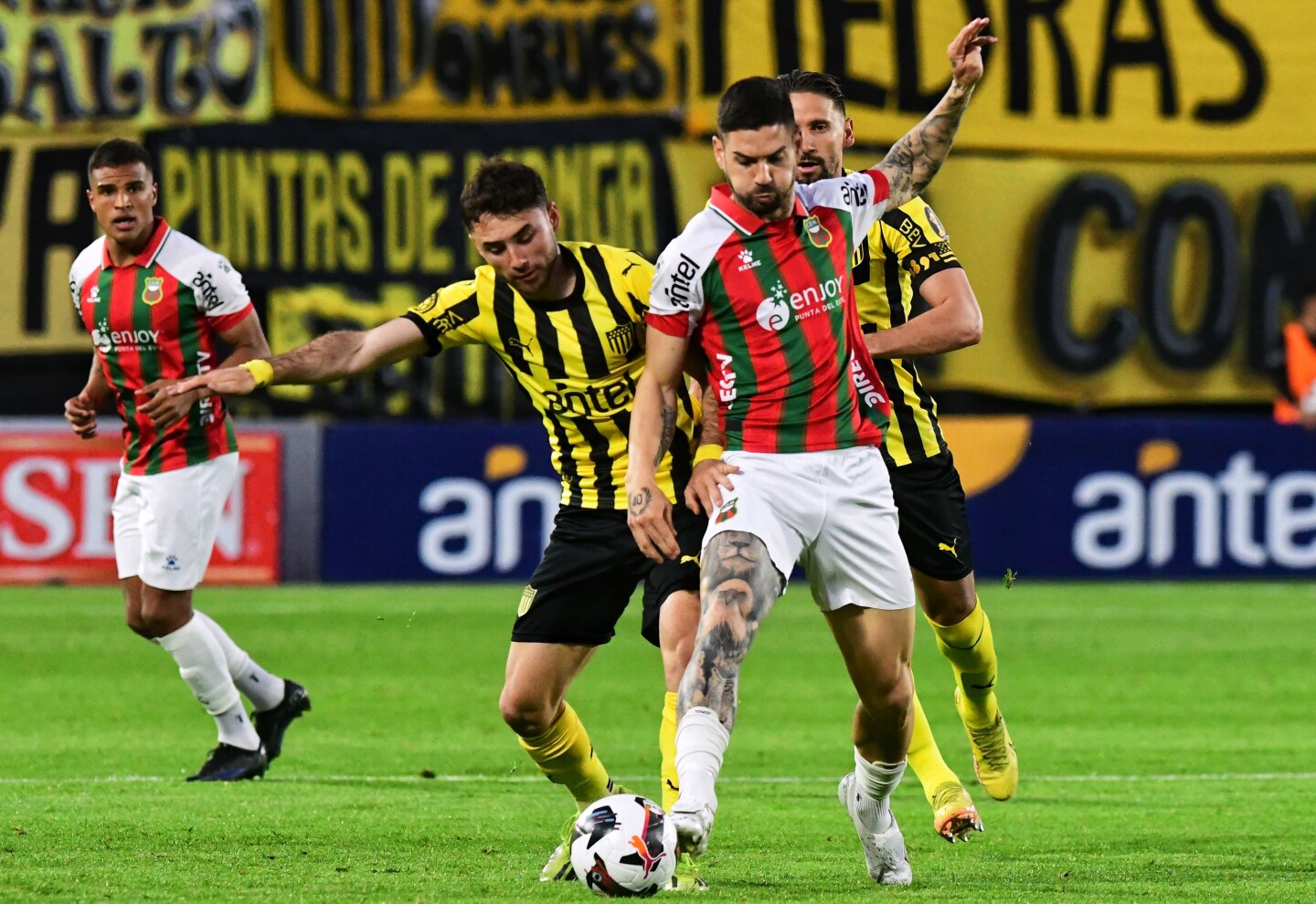 Peñarol y Deportivo Maldonado en el Estadio Campeón del Siglo.